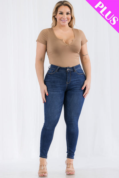 Casual Split Neck Solid Short Sleeve Bodysuit in Plus Size